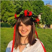 Laureata in giurisprudenza con 110 e lode e abilitata all'esercizio della professione forense propone lezioni di diritto sia per le scuole superiori sia per l'università e aiuto compiti